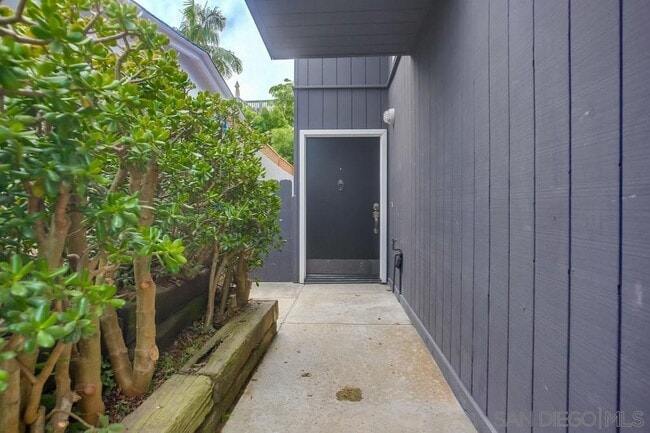 Building Photo - 743 Bonair Way