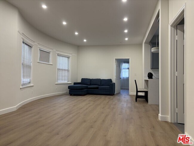 Foto del edificio - 915 S Grand View St