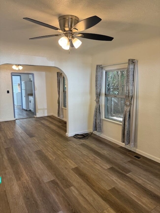 Building Photo - Home with Large yard near Sacramento River