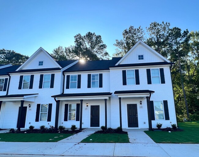 Building Photo - 2 Bedroom Townhome in Smithfield!