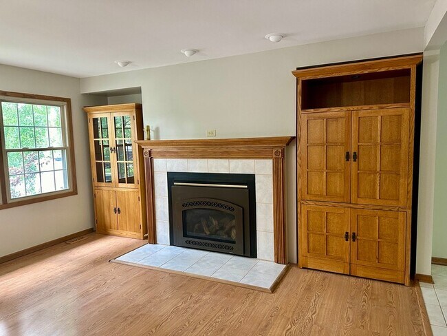 Building Photo - 5649 Crestwood Ct