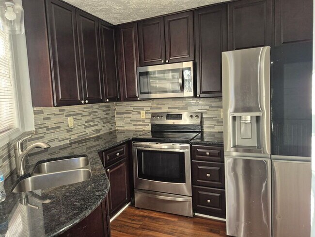 Foto del edificio - 1004 Brookhollow Dr