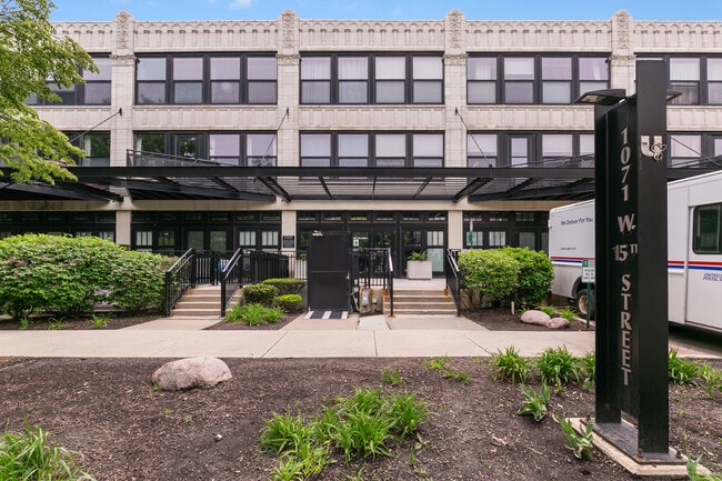 Building Photo - 1071 W 15th St