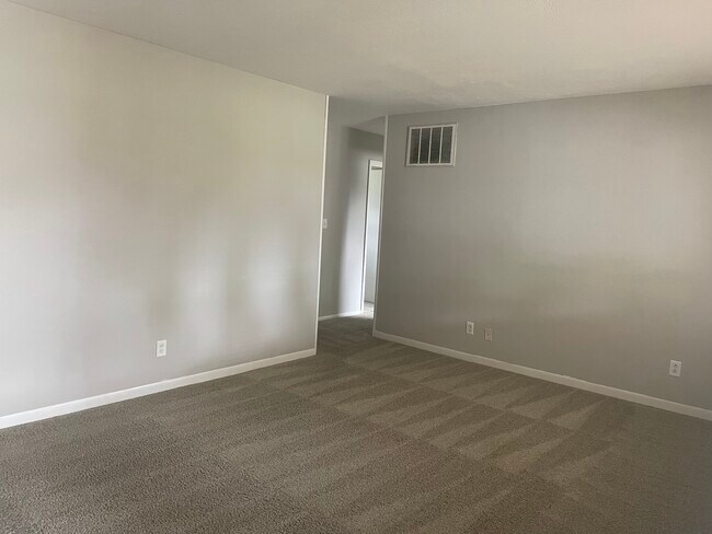 Building Photo - 70 Catalpa Dr