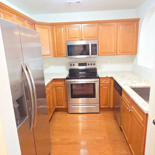 Building Photo - 2460 Ridgemont Dr