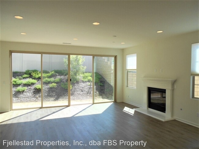 Building Photo - 4 br, 3.5 bath House - 13407 Red Oak Way