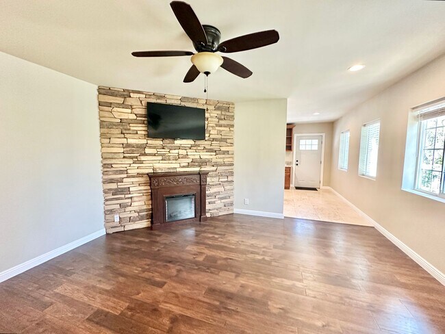 Foto del edificio - Stunning Top to Bottom, Inside & Out Remodel Job on this Rental Home, Minutes to Fallbrook or Bon...