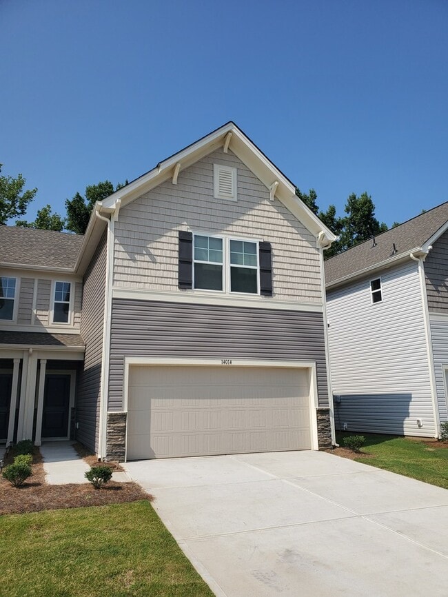 Building Photo - Like New Town Home in Midland