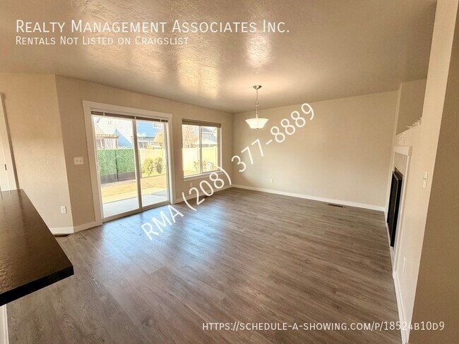 Foto del edificio - 6059 N Silver Spruce Ave