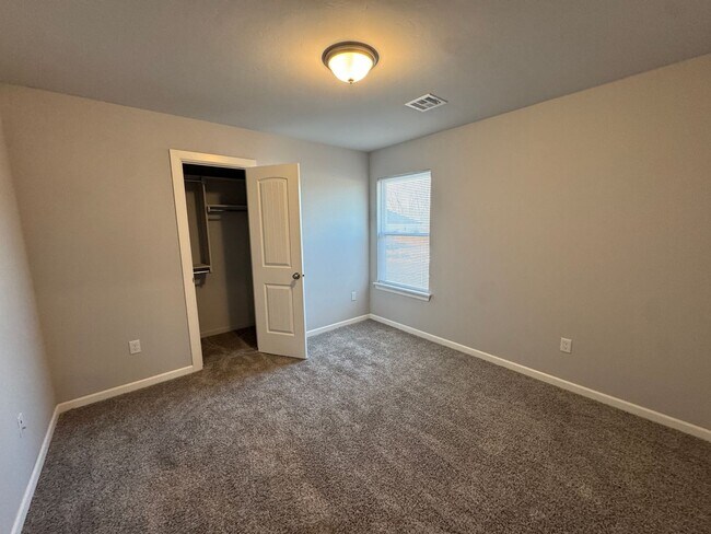 Foto del edificio - Four-Bed, Two-Bath Chickasha Home