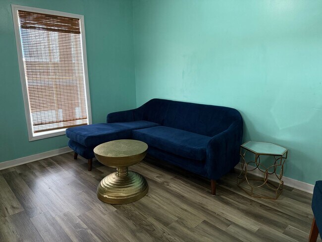 Foto del edificio - This Home is available NOW, cannot be held