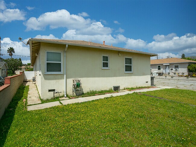 Foto del edificio - 2439 N Lincoln St