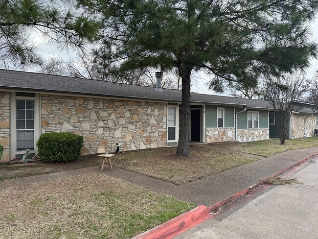Building Photo - College Station - 2 Bedroom / 1 Bath Condo...