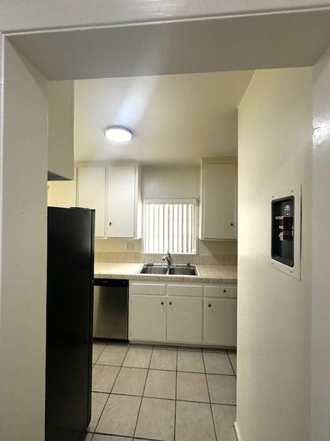 Building Photo - Three Bedroom Condo! Ventura