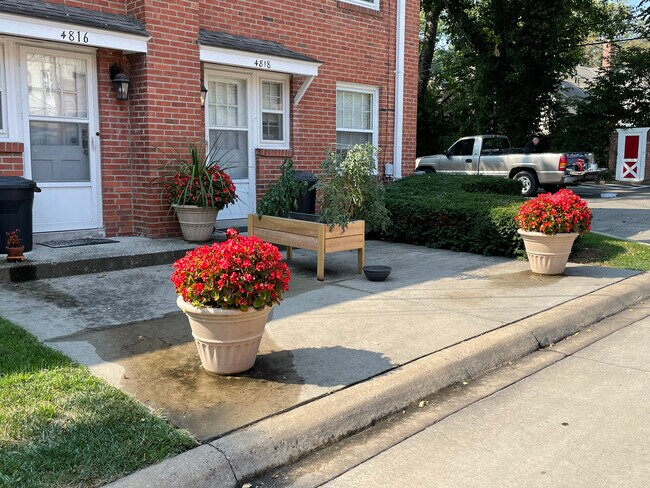 Foto del edificio - 4816 Belleview Ave