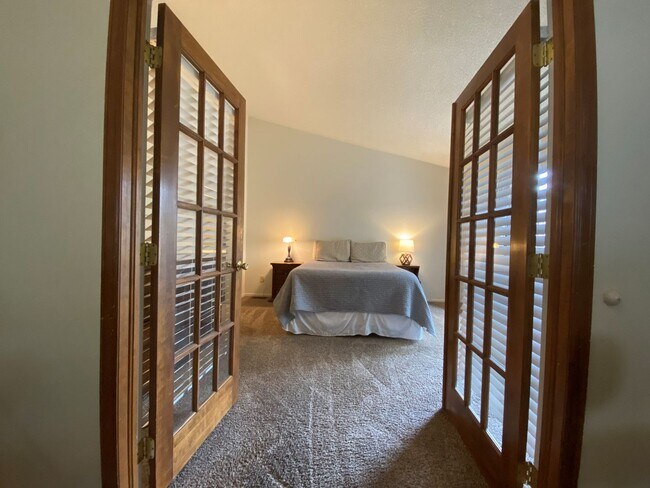 Building Photo - Great 3 Bed/3 Bath End Unit Townhome In Co...