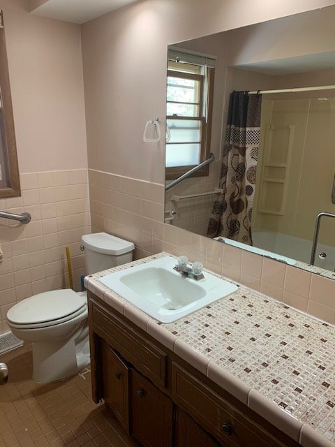Building Photo - Many upgrades *4Bed*2Bath Rambler with fin...