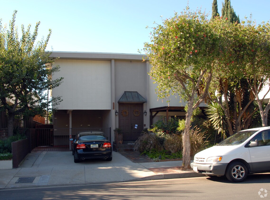 Primary Photo - 1321 Wellesley Ave