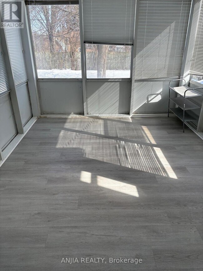 Building Photo - 473 Gibbons St