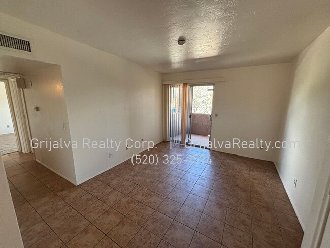 Foto del edificio - Beautiful 2 Bedroom, 2 Bath Condo for Rent...