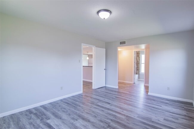 Building Photo - 15806 Val Verde Dr