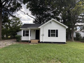Building Photo - 210 Circle Dr