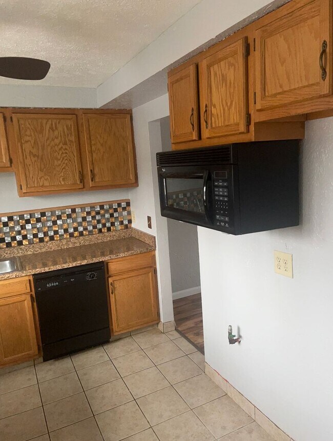 Building Photo - Warrensville Heights Townhome