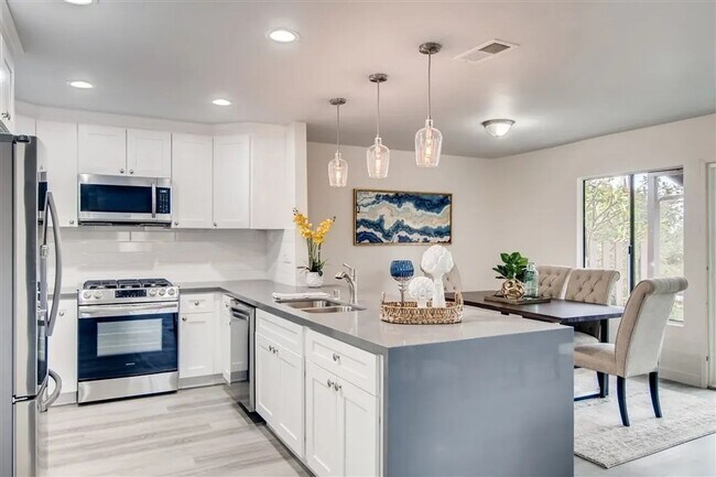 Building Photo - Updated 3 Bedroom in Premier Neighborhood