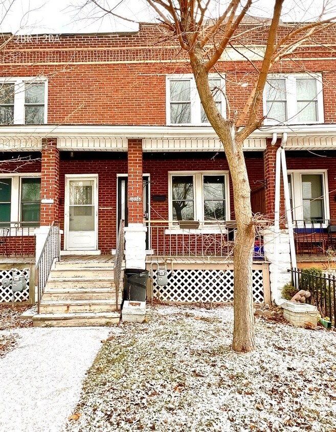 Primary Photo - Spacious 2 Bed + Den 1.5 Bath Townhouse St...