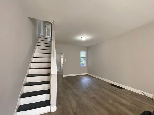 Building Photo - Renovated 3 bed townhome