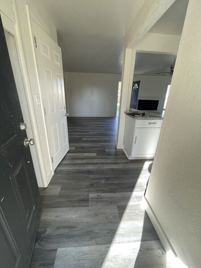 Foto del edificio - 1215 Whyler Rd