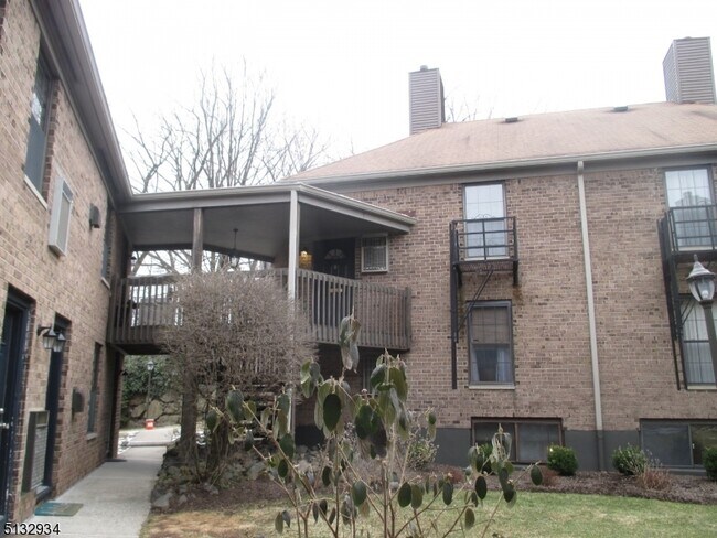 Foto del edificio - 181 Long Hill Rd