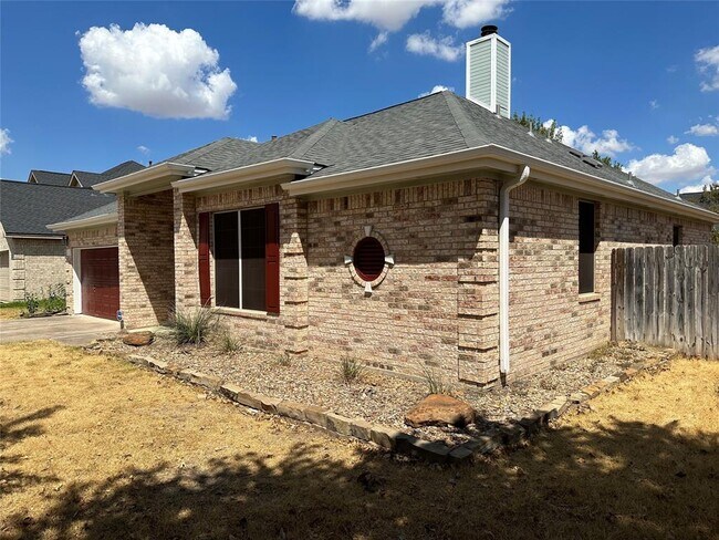 Building Photo - 303 Steeplechase Dr