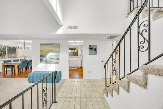 Building Photo - Beautiful 3 Bedroom 2.5 Bathroom Home in H...