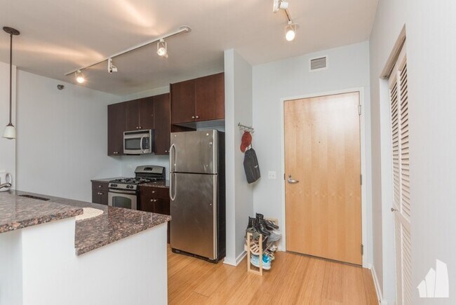 Building Photo - Stunning 1 bed with GYM & Doorman - February