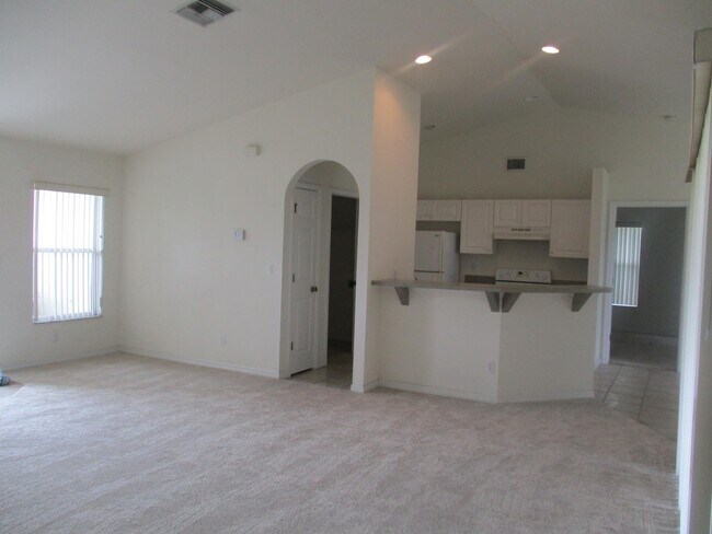 Foto del edificio - Coming soon  nice 3/2 with newer carpet