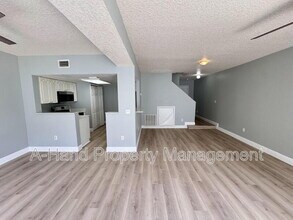 Building Photo - 2623 Fan Palm Dr