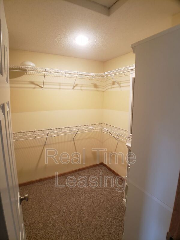 Foto del edificio - 8051 Larch Ln N