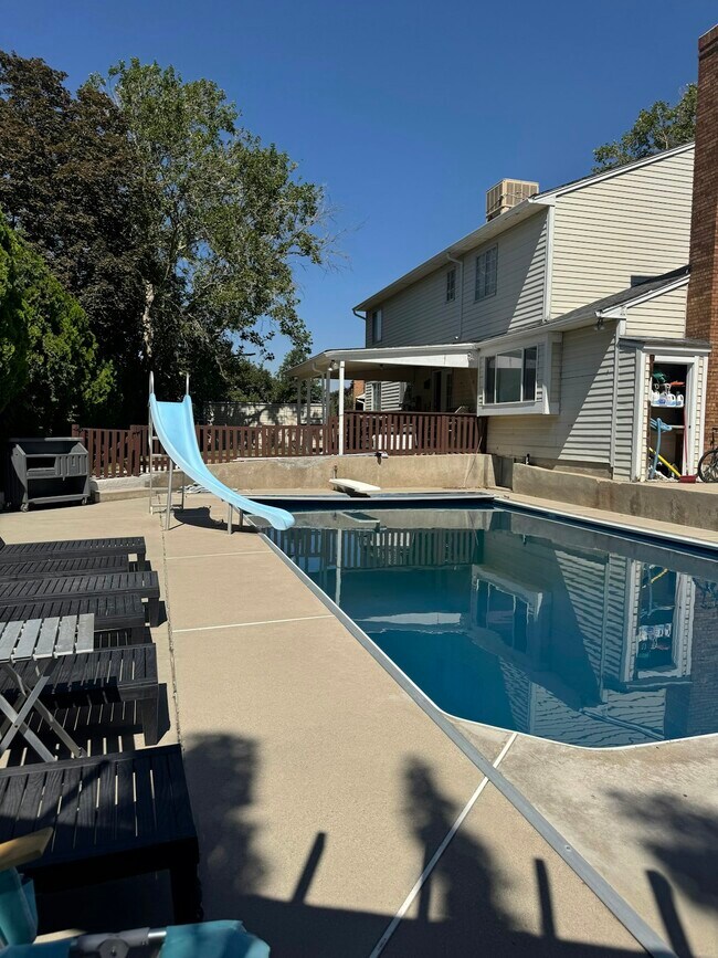 Foto del edificio - 1242 E Eastridge Cir