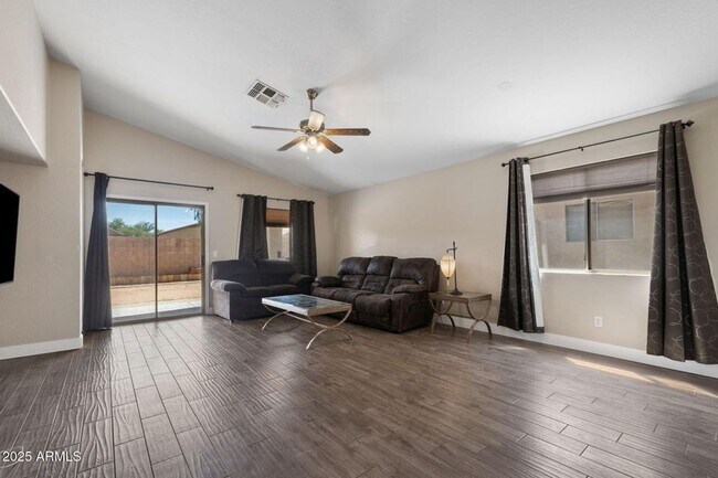 Building Photo - INCREDIBLE UPDATED 3 BEDROOM 2 BATH HOUSE ...