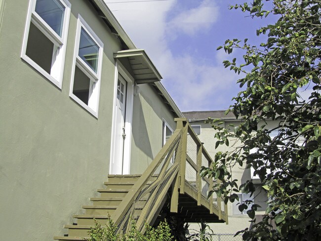 Puerta principal - 1312 S Victoria Ave