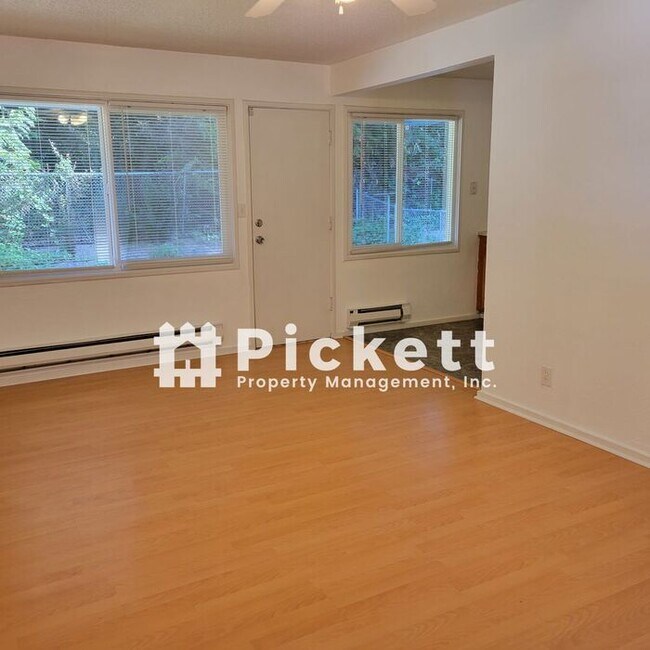 Building Photo - 4 Bedroom Tracyton Townhouse