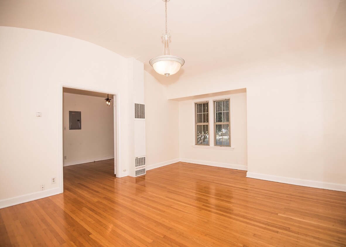 Primary Photo - Sandringham Apartments