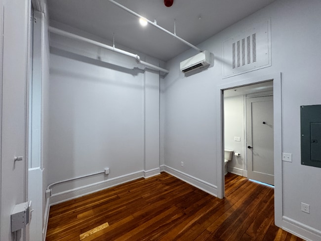 Foto del edificio - 215 N Main St