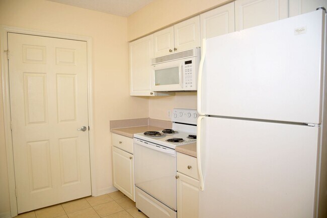Building Photo - Desirable Florida Club Unit!