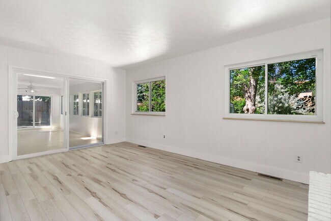 Building Photo - 785 Beryl St
