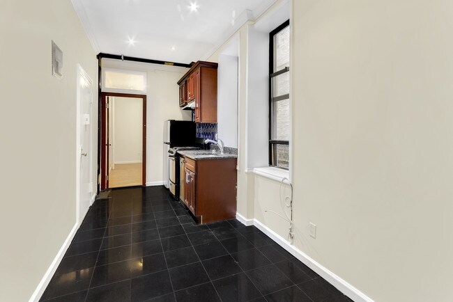 Building Photo - 241 W 109th St