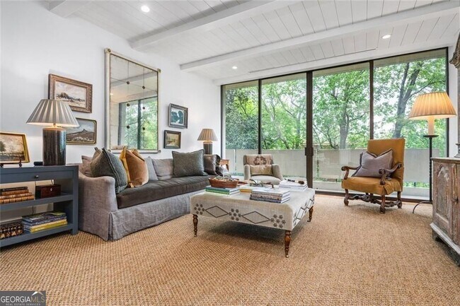 Foto del edificio - 2575 Peachtree Rd NE