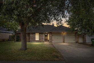 Building Photo - 2112 Rosemary Ln