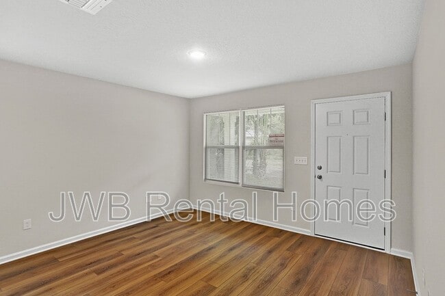 Building Photo - 1413 W 25th St